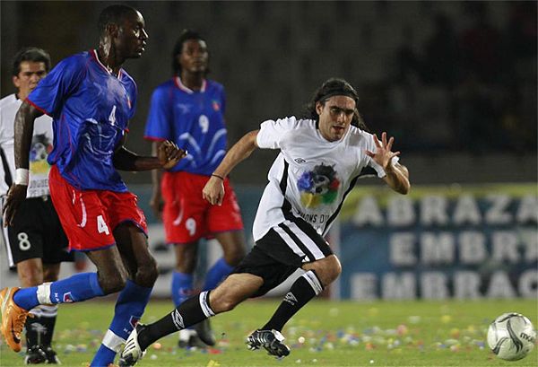  球星慈善赛温暖开踢，爱心捐款突破纪录  