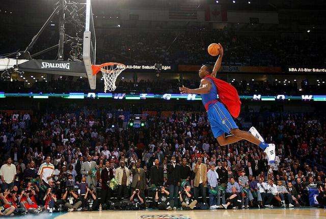  篮球评论员犀利点评，深度解读比赛走向