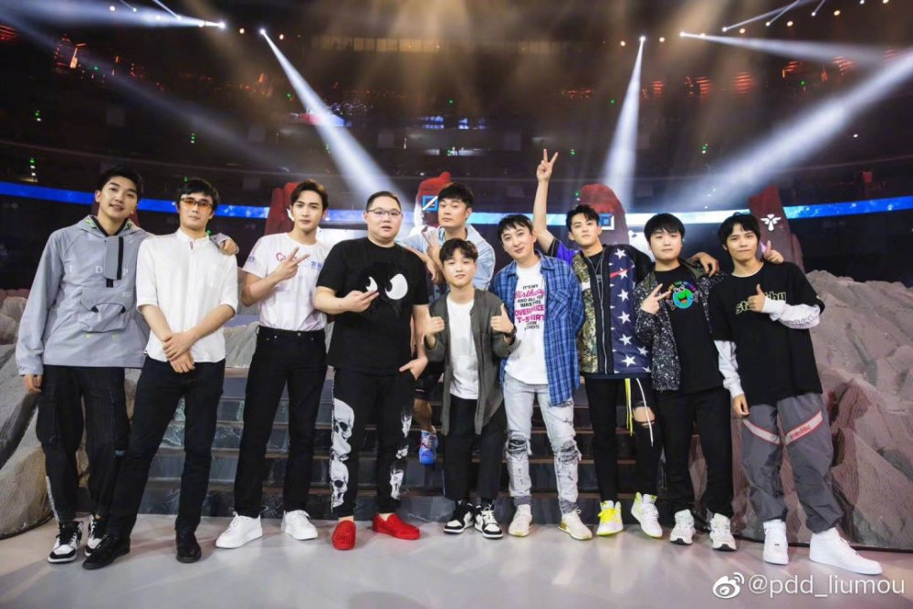  电竞明星选手退役转型 跨界发展开启人生新篇章