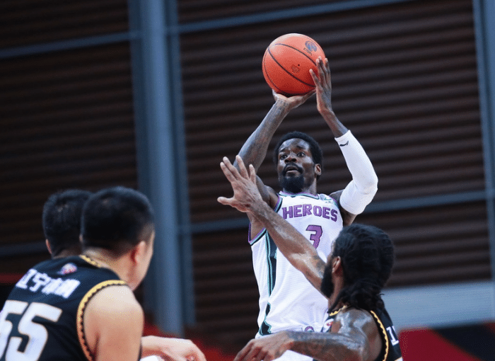  辽宁男篮加时险胜广东斩获三连冠