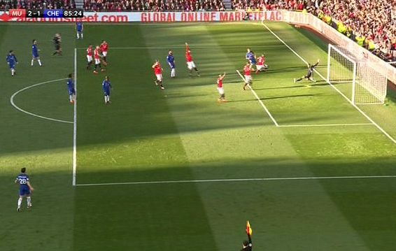  VAR技术改变比赛走向，争议判罚引发热议