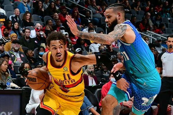  老鹰特雷杨三分雨浇灭活塞反扑