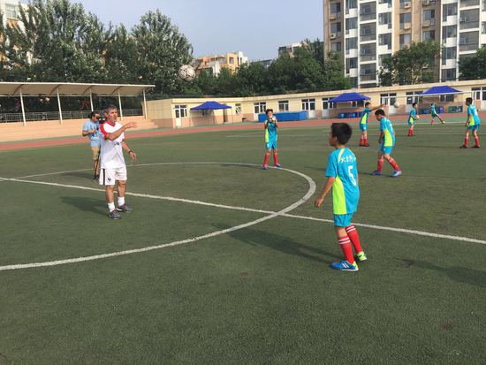  网球进校园活动启动，专业教练指导少年基础训练  