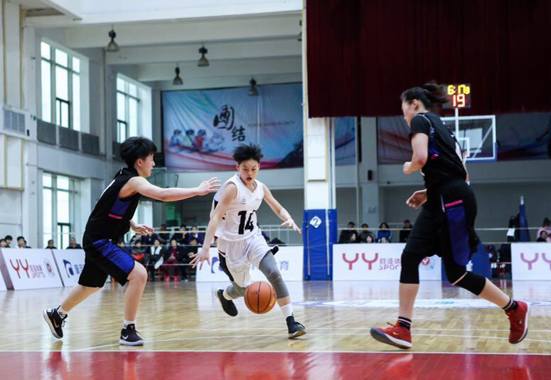  高中篮球联赛半决赛，北京四中险胜上海中学